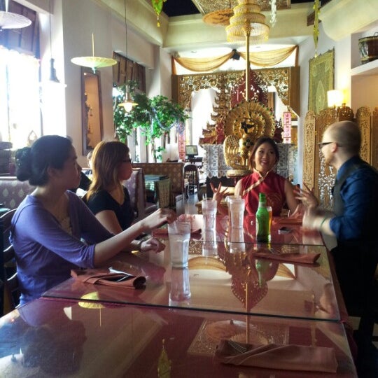 6/16/2012에 Sylvia Rose H.님이 Thai Thani Restaurant에서 찍은 사진
