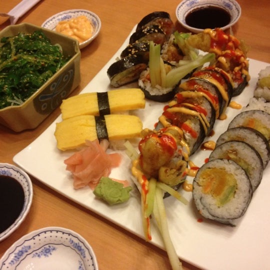 Photo taken at Sushi King by Leslie A. on 8/17/2012