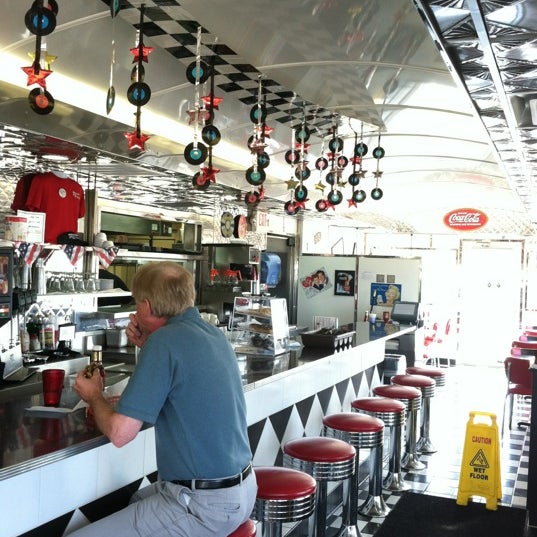 Foto tomada en Moe&#39;s Diner  por Avolyn F. el 6/22/2012