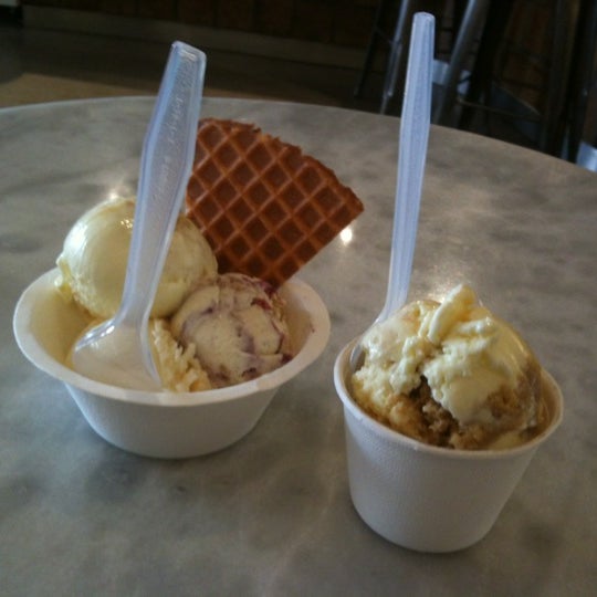 รูปภาพถ่ายที่ Jeni&#39;s Splendid Ice Creams โดย Jen D. เมื่อ 2/19/2012