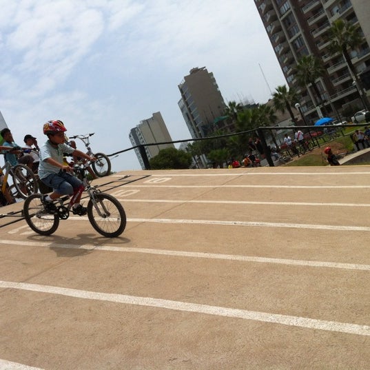 Photo taken at Skate Park de Miraflores by Wayocelu on 4/8/2012