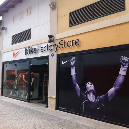 tarde al exilio Pigmento Nike Factory Store - 4 tips from 150 visitors