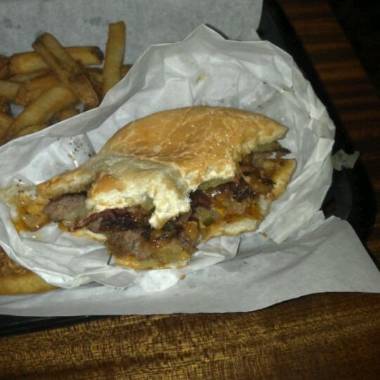 Foto scattata a Killer Burger da James H. il 4/28/2012