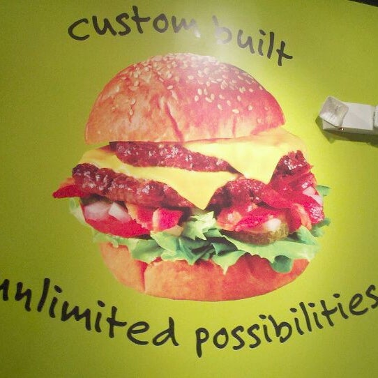 2/24/2012에 Sarah S.님이 MOOYAH Burgers, Fries &amp; Shakes에서 찍은 사진