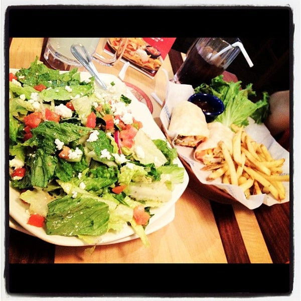 Foto tomada en Islands Restaurant  por Ariana C. el 5/6/2012