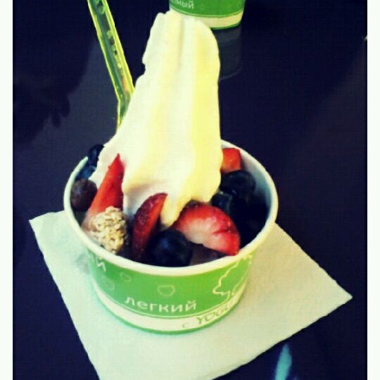 Снимок сделан в YOGU кафе, натуральный замороженный йогурт пользователем Аня К. 2/26/2012