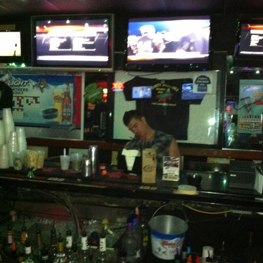 4/15/2012 tarihinde Marc K.ziyaretçi tarafından Dirty Blondes Sport Bar'de çekilen fotoğraf