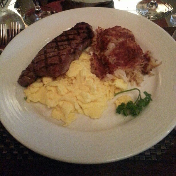 Foto diambil di ENVY The Steakhouse oleh Simone pada 8/24/2012