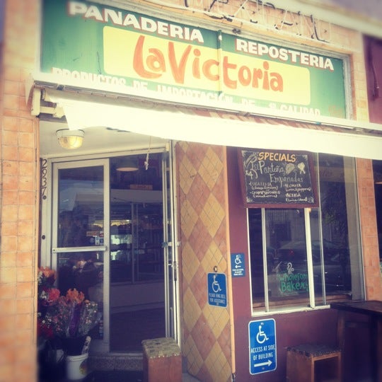 Снимок сделан в La Victoria Mexican Bakery &amp; Cafe пользователем Anthony E. 6/30/2012