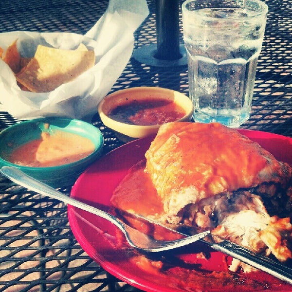 รูปภาพถ่ายที่ Pancho Villa Mexican Restaurant โดย Jason C. เมื่อ 8/4/2012