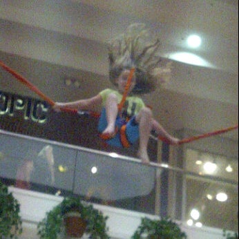 4/7/2012 tarihinde Melissa L.ziyaretçi tarafından The Mall at Johnson City'de çekilen fotoğraf