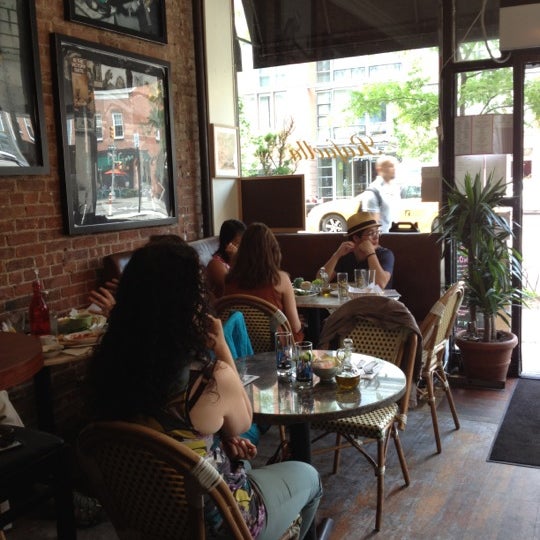 6/14/2012 tarihinde Eisha M.ziyaretçi tarafından Rafaella Cafe'de çekilen fotoğraf