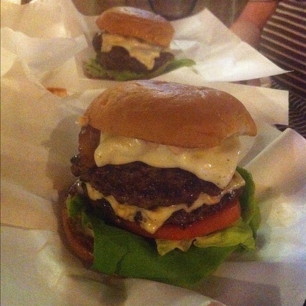 Foto tomada en Sure Thing Burger  por Aimee P. el 4/12/2012
