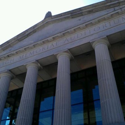 Foto tirada no(a) Raleigh Memorial Auditorium por Andrew S. em 3/27/2012