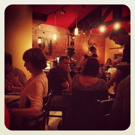 Foto scattata a Mela Indian Restaurant da Kenny J. il 3/17/2012