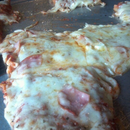 Das Foto wurde bei Three Guys Pizza Pies - Southaven von Melissa H. am 7/7/2012 aufgenommen