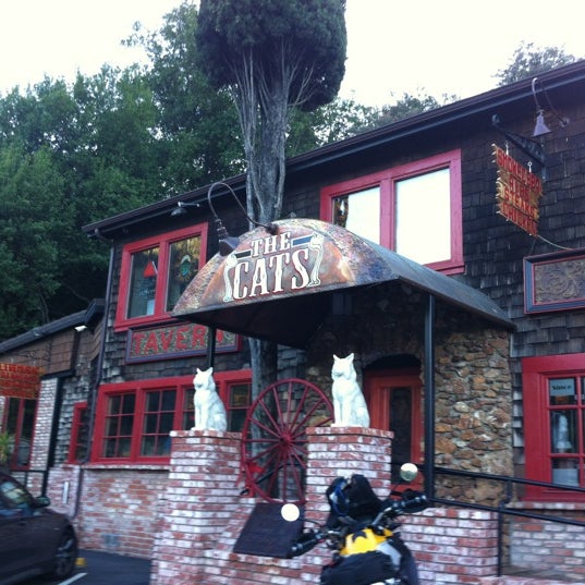 Foto tirada no(a) The Cats Restaurant &amp; Tavern por Kendra M. em 4/27/2012