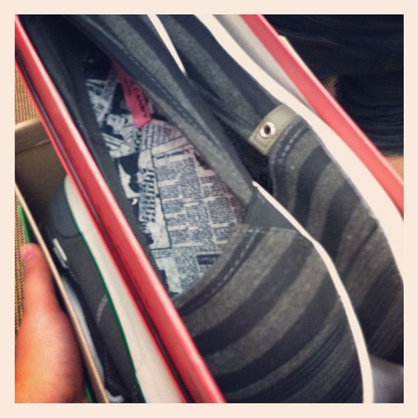 Famous Footwear Shoe Store in Rochester