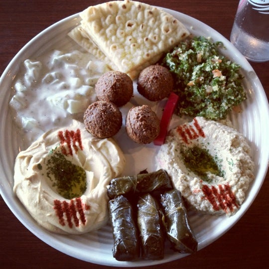 รูปภาพถ่ายที่ ZamZam Mediterranean Grill &amp; Hookah โดย McKenzie E. เมื่อ 2/11/2012