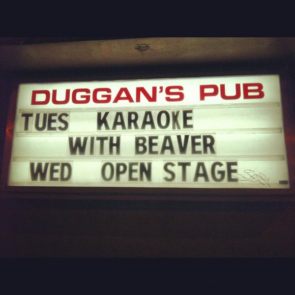 Foto tomada en Duggan&#39;s Pub  por Sarah S. el 6/28/2012