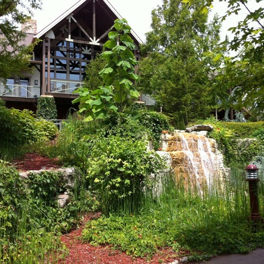 Foto diambil di Marriott&#39;s Willow Ridge Lodge oleh Carrie N. pada 8/2/2012