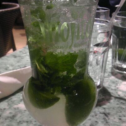 Foto tomada en Mojitos Cuban Restaurant  por Cynthia R. el 3/23/2012