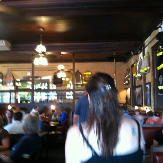 Foto diambil di Hose 22 Firehouse Grill oleh Jennifer B. pada 5/19/2012