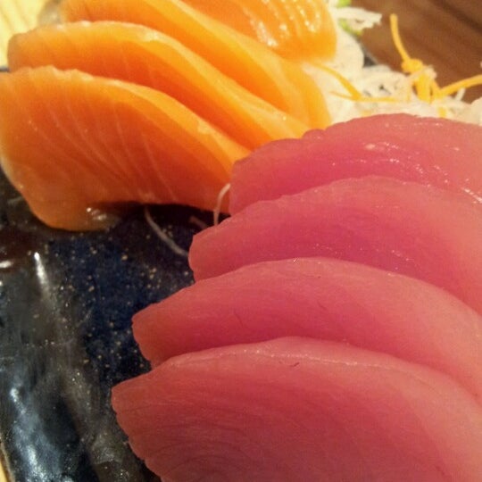 Photo taken at Sushi Yuzu by Fábio Ricardo O. on 6/21/2012