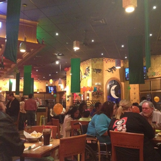 Foto scattata a La Parrilla Mexican Restaurant da Mark L. il 2/26/2012