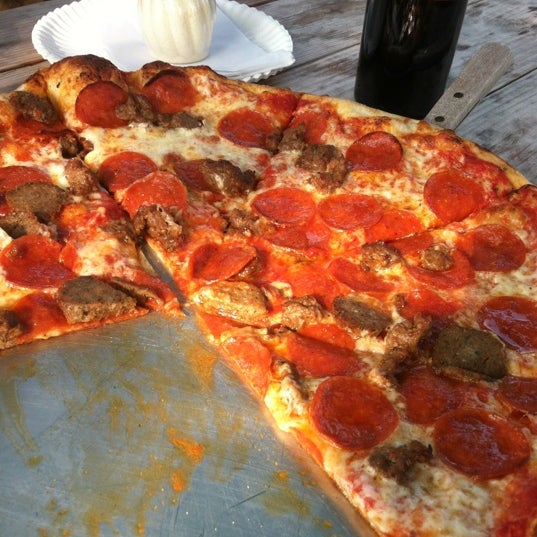 Foto tomada en Little Deli &amp; Pizzeria  por Chris R. el 6/8/2012