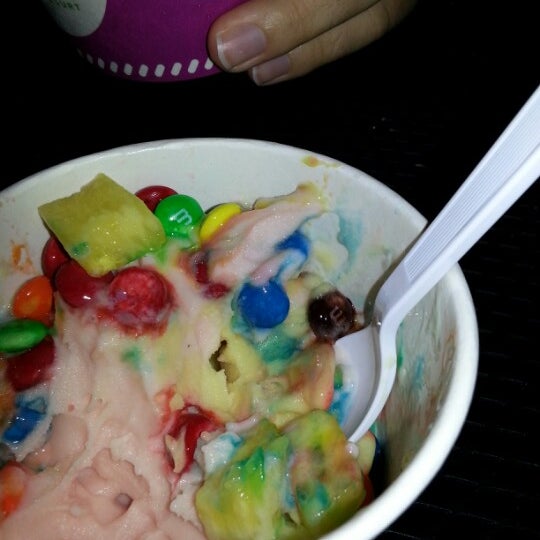 รูปภาพถ่ายที่ Fruttela Frozen Yogurt โดย Dylan W. เมื่อ 7/14/2012