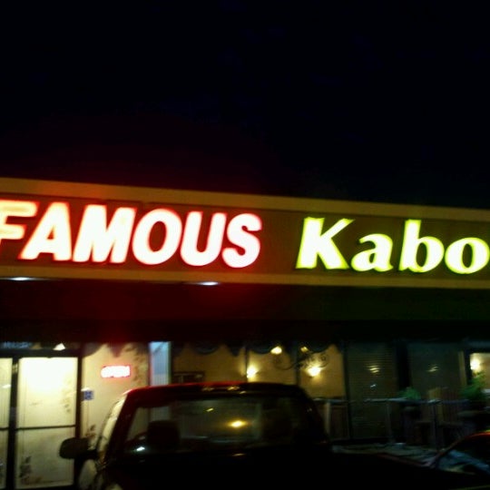รูปภาพถ่ายที่ Famous Kabob โดย Todd R. เมื่อ 9/6/2012