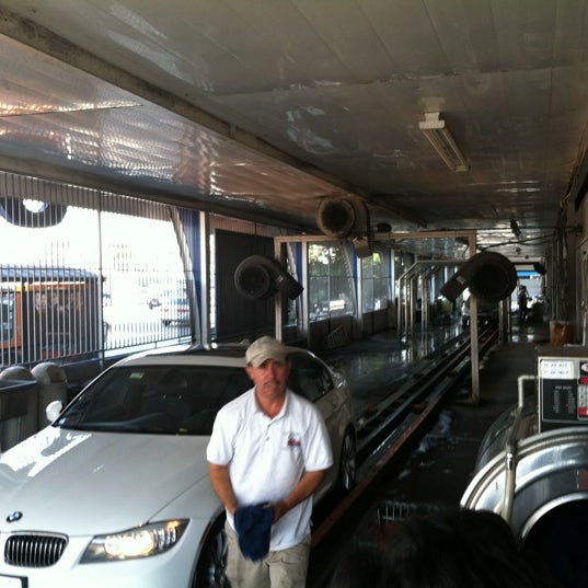 Foto diambil di La Cienega Car Wash &amp; Oil Change oleh Bob Y. pada 7/12/2012