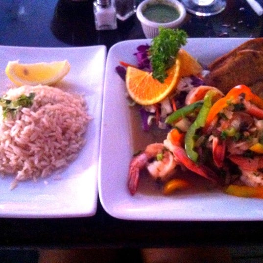 Foto tomada en Mancora Peruvian Restaurant &amp; Bar  por Czarina M. el 6/23/2012