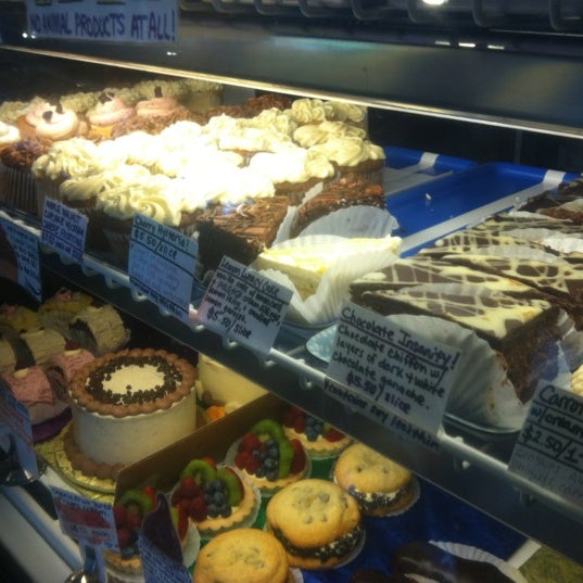 Foto diambil di Rose&#39;s Wheat Free Bakery &amp; Cafe oleh catherine c. pada 8/17/2012