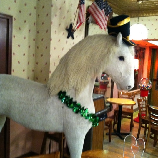 2/21/2012 tarihinde Denise K.ziyaretçi tarafından The Plush Horse'de çekilen fotoğraf