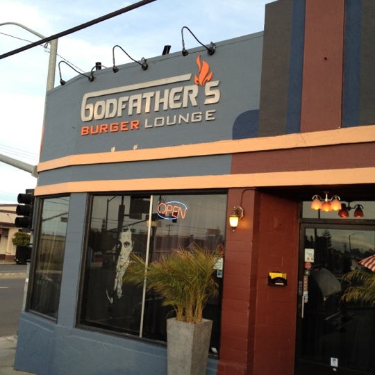 4/18/2012 tarihinde Bandidoziyaretçi tarafından Godfather&#39;s Burger Lounge'de çekilen fotoğraf
