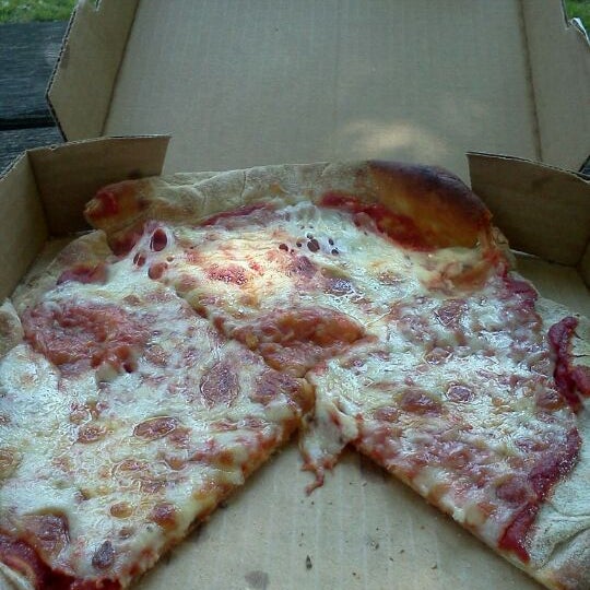 Das Foto wurde bei Altieri&#39;s Pizza von Tara O. am 6/10/2012 aufgenommen
