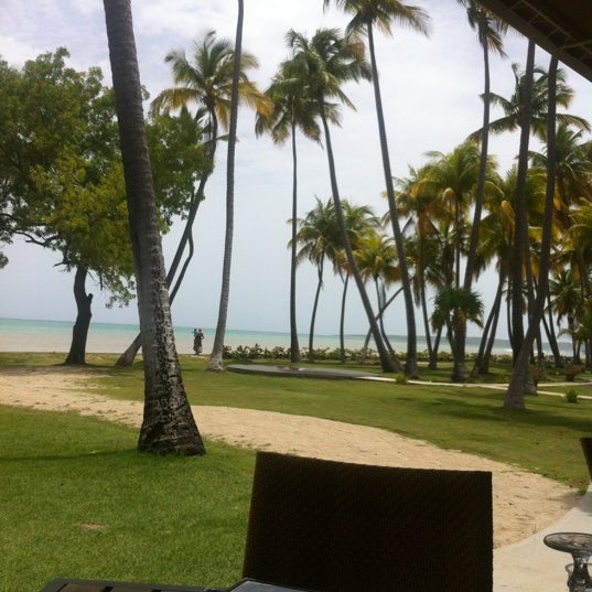 Foto diambil di Las Palmas Cafe @ Copamarina Beach Resort oleh Ozge D. pada 8/5/2012