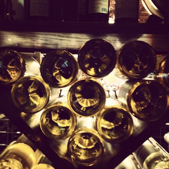4/14/2012에 Jonathan M.님이 Martin Brothers Wine &amp; Spirits에서 찍은 사진