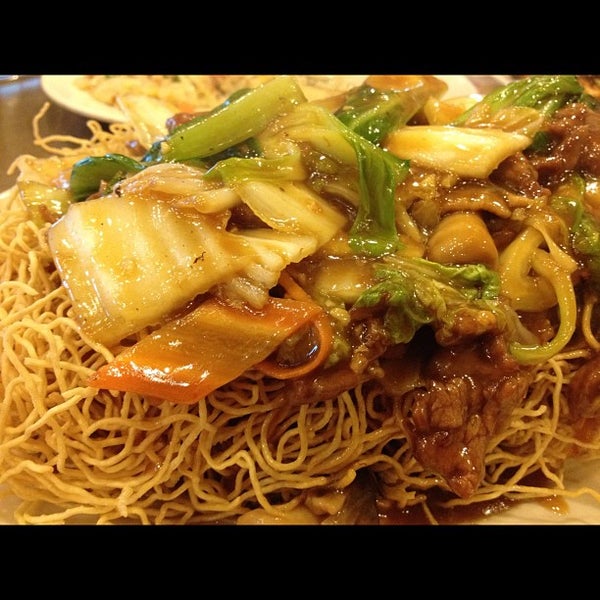 รูปภาพถ่ายที่ First Chinese BBQ โดย Susan L. เมื่อ 8/18/2012