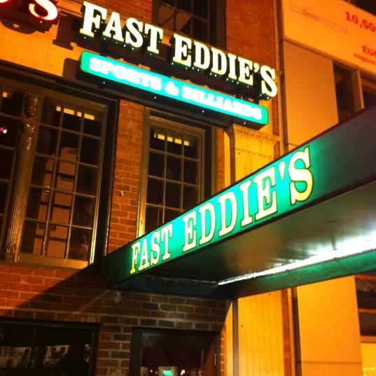 Foto tirada no(a) Fast Eddie&#39;s Sports &amp; Billiards por Lee C. em 2/22/2012