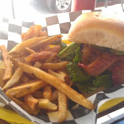 Foto tomada en Fatty&#39;s Burgers &amp; More  por Nick A. el 7/27/2012