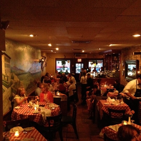 Photo taken at Pomodoro Rosso by W. Vincent P. on 8/29/2012