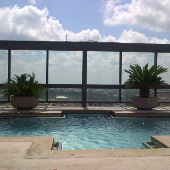 Das Foto wurde bei Omni Hotel Pool von Alexandra C. am 5/19/2012 aufgenommen