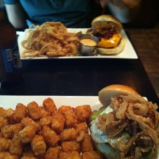 Foto tirada no(a) Burger Bistro por Jay C. em 9/2/2012