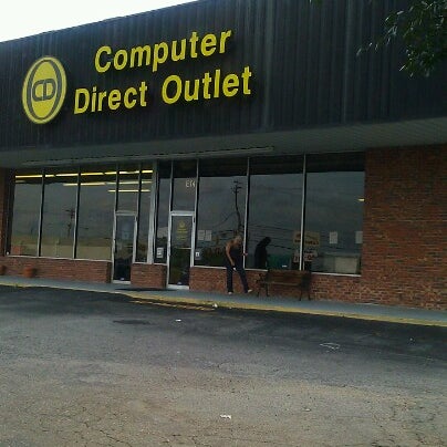 Веб-аналитика. Человек с ноутбуком. Мастер по компьютерам. Ноутбук. Ноутбук с графиком.