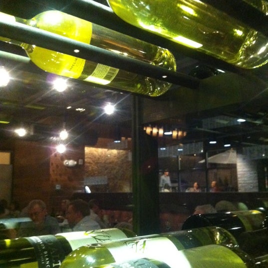 Foto scattata a Charcoal Restaurant da Lee B. il 9/8/2012