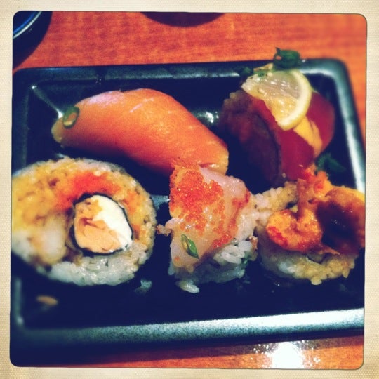 Снимок сделан в Sushi Neko пользователем Cameron C. 2/17/2012
