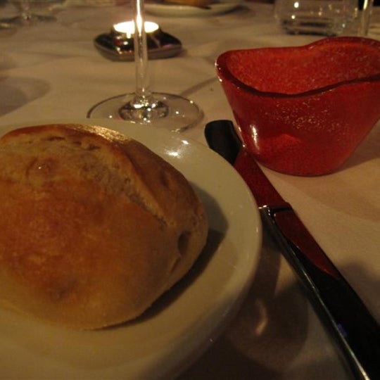 Das Foto wurde bei Lima Restaurant &amp; Lounge von Kym T. am 3/8/2012 aufgenommen